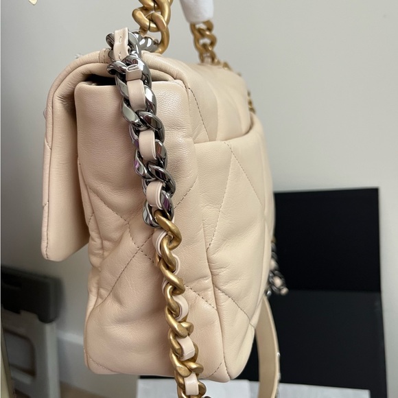 🖤SOLD ON WEBSITE🖤100% authentic NIB 20A CHANEL 19 large beige cream nude - Picture 5 of 9